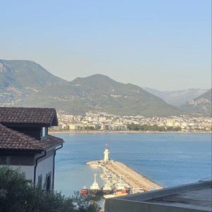 🏡 Apartment for Sale in Alanya Center – Sea View and Private Garden